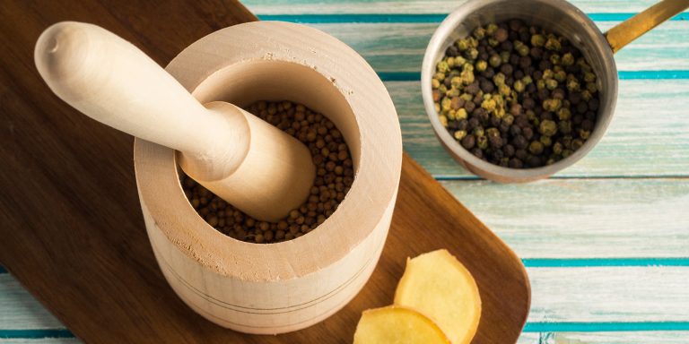 Beberapa bahan herbal yang akan ditumbuk