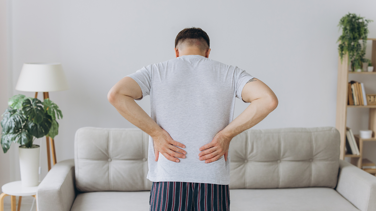 pria yang mengalami sakit punggung