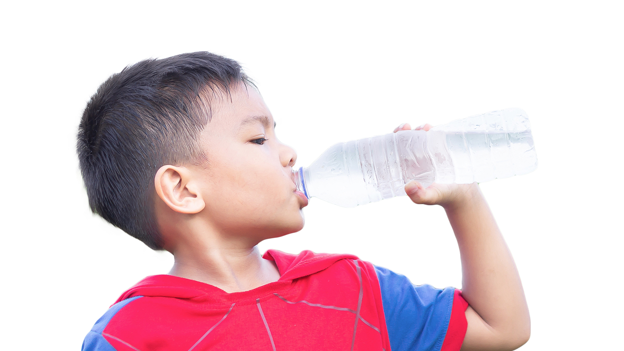 anak kecil sedang minum air