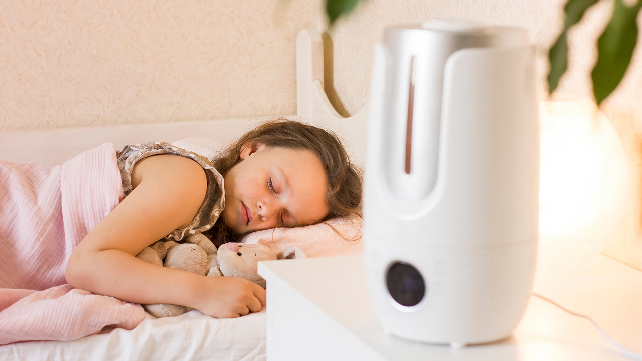 anak kecil tidur dengan humidifier