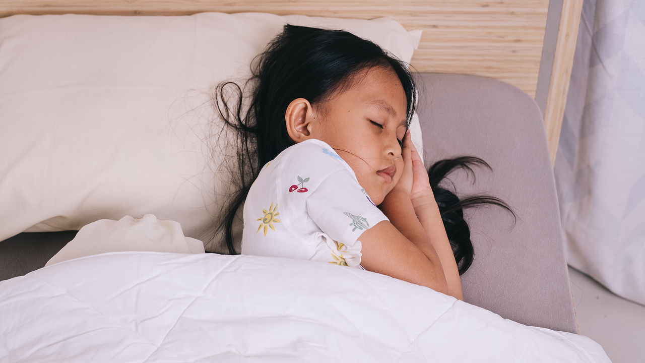anak kecil sedang tidur nyenyak