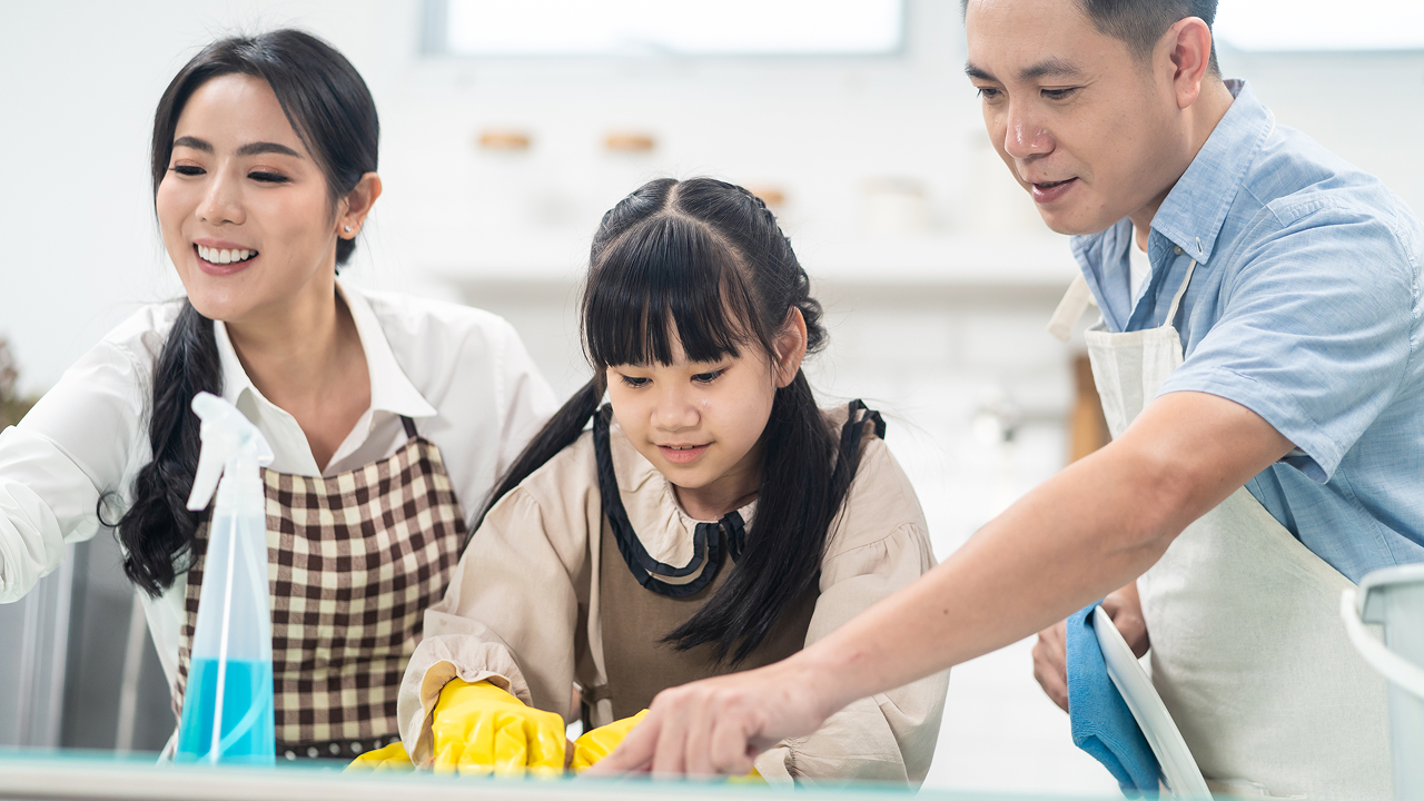 sebuah keluarga yang sedang membersihkan rumah bersama sama