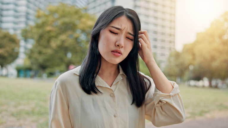 wanita menderita migrain