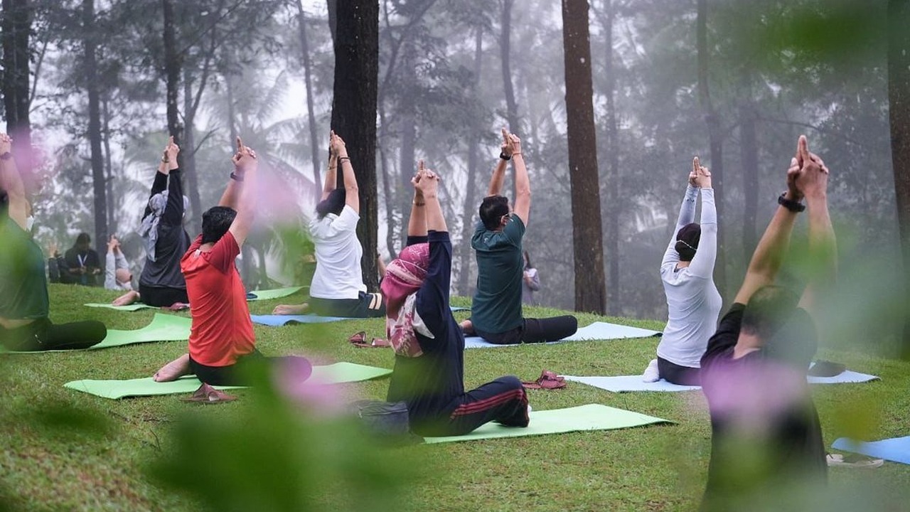 sekelompok orang melakukan kegiatan wellness
