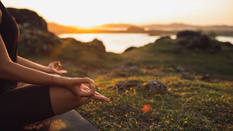 wanita melakukan kegiatan wellness